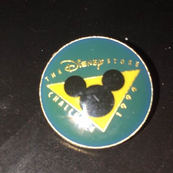 Vintage Disney Store Cast Member Pin 1994 - Picture 4 of 4